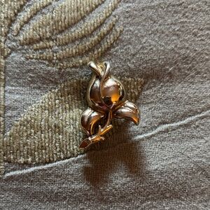 Elegant Gold Floral Brooch